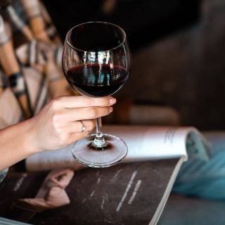 Srpska Nova godina - ruka drži vino