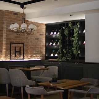 Premium club Luxura - unutrašnjost sa stolovima