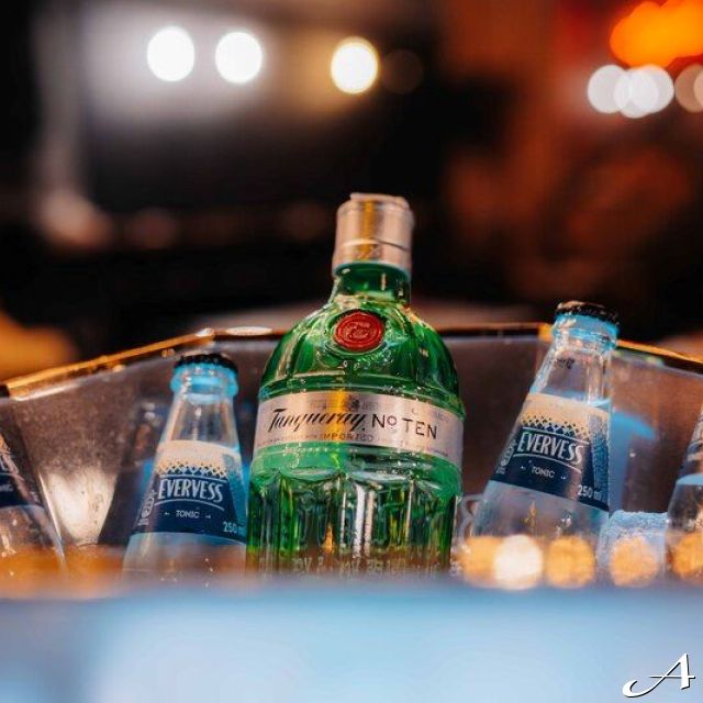 Kafana Druga Kuća - flaše pića u kanti