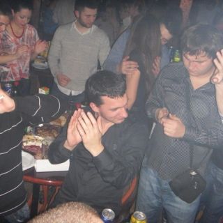 Splav klub restoran - ljudi igraju