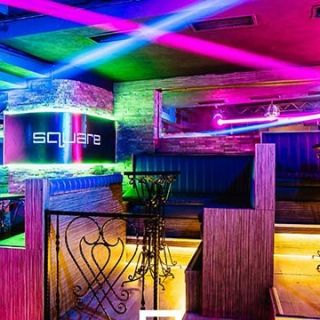 Klub Square - prazna unutrašnjost sa svetlima