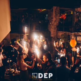 Dep Lounge Bar - ljudi slave sa bakljama