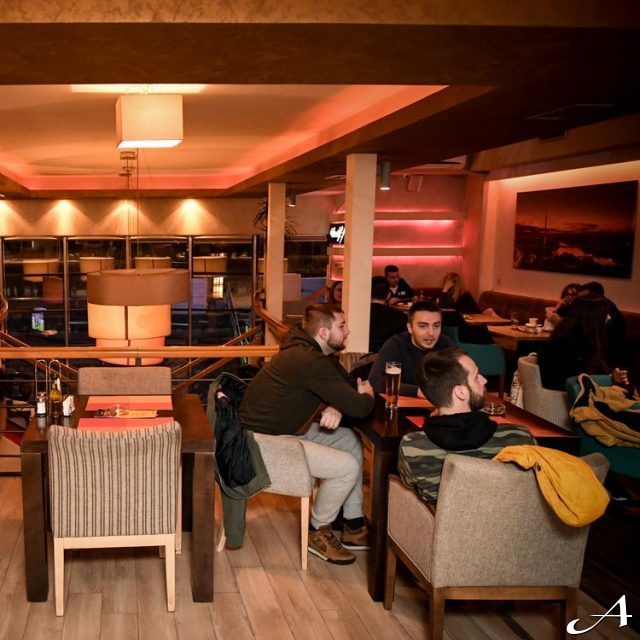 Nova godina na splavu Godo - ljudi u restoranu