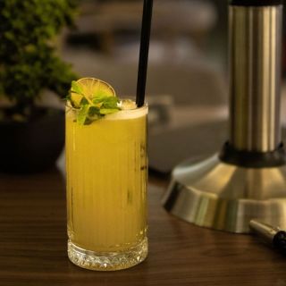 Premium club Luxura - koktel na stolu