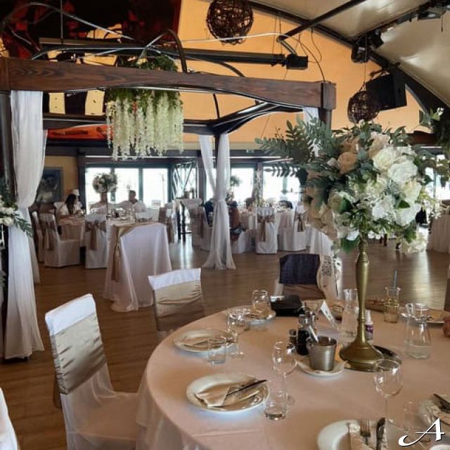 Splav restoran - dekorisani stolovi