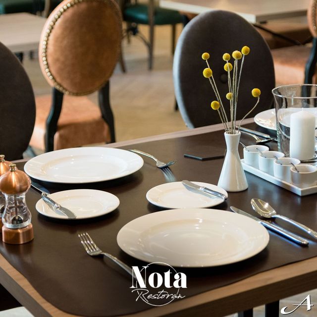Restoran Nota - praznični sto