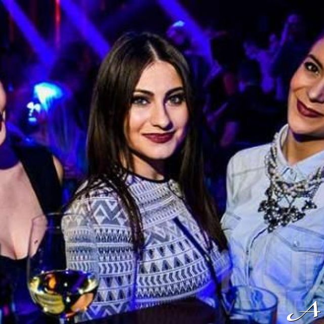 Klub Kasina - tri žene na žurci