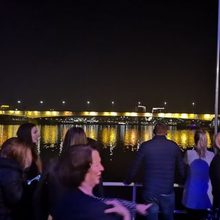 Jahting klub Kej - ljudi na brodu noću