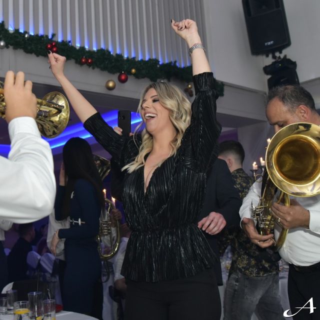 Doček Nove godine - ljudi igraju i sviraju