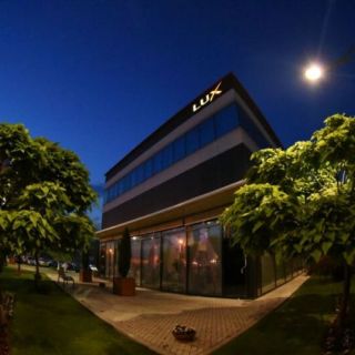 New Lux Events Center - spoljasnji pogled nocu