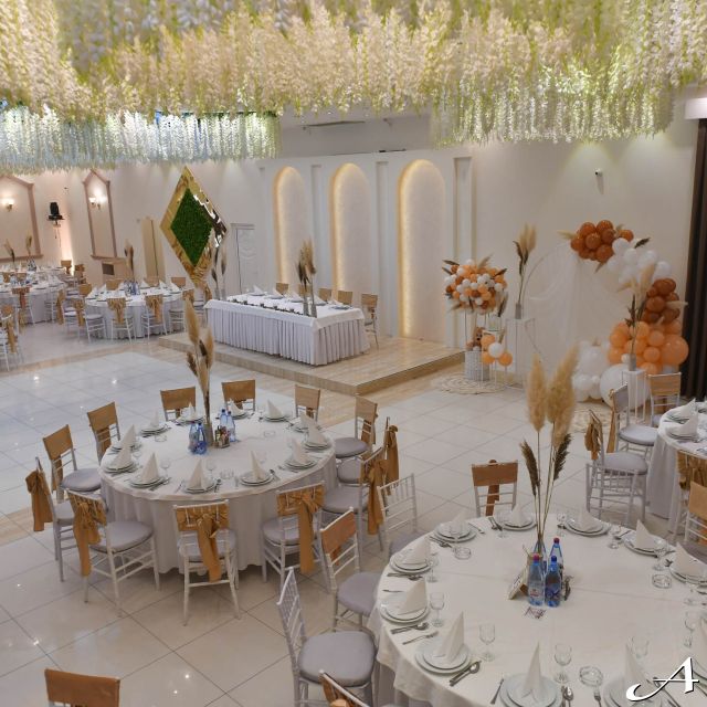 Event centar - prazni dekorisani stolovi