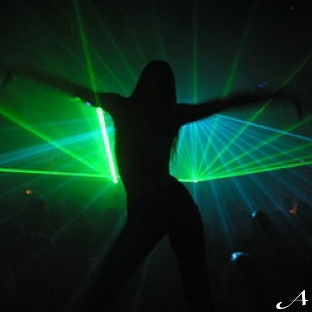 Klub Kiss Doček - silueta plesača sa laserima