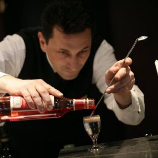 Slavija Party - barmen sipa piće