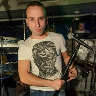 Doček Nove godine - muzičar sa mikrofonom