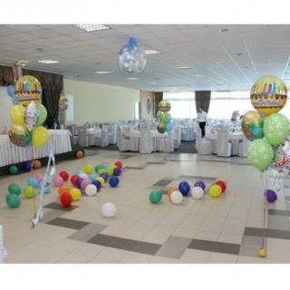 Doček Nove godine - prazna sala sa balonima