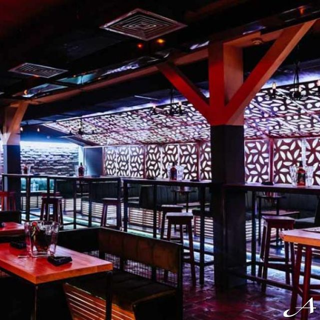 Kafana Ona moja - enterijer sa stolovima