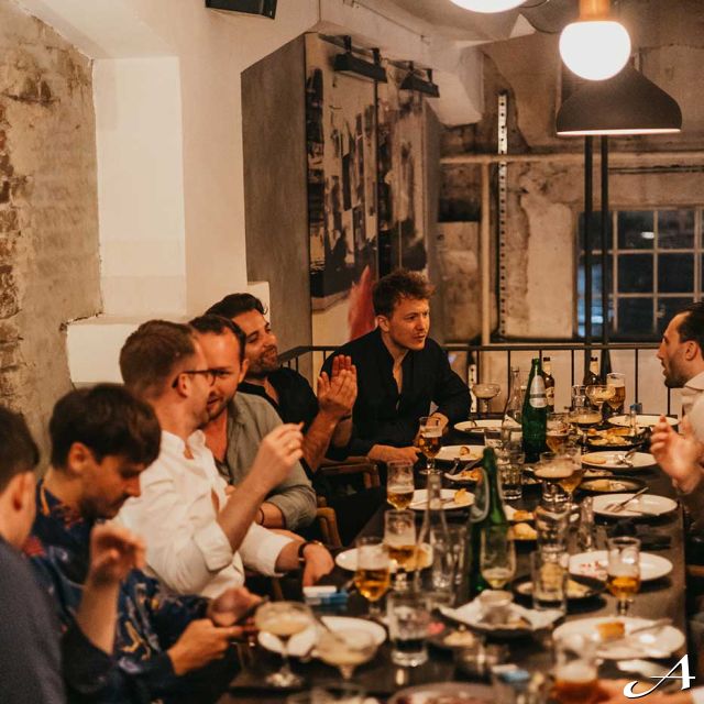 Ambar restoran - ljudi za stolom