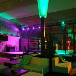 Klub Šuma Ada Ciganlija - unutrašnjost sa sofama