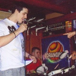 Doček Nove godine - pevač na bini
