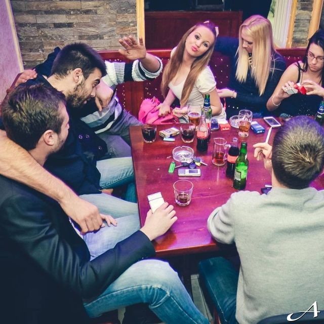 Doček Nove godine - ljudi za stolom