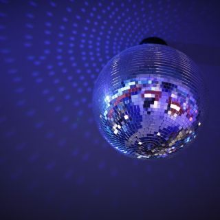 Nova godina u klubu - disko kugla svetli