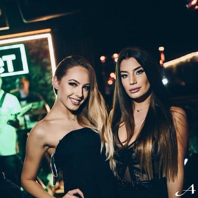 klub restoran Kabinet - dve devojke u haljinama