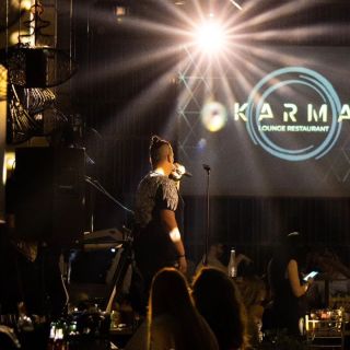 Restoran Karma - pevač na bini