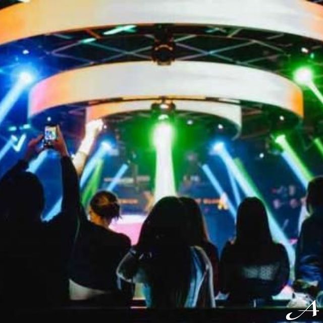 Klub X.O - publika i svetlosni efekti