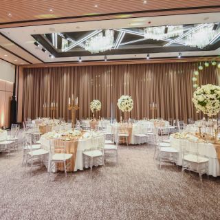 Hilton Hotel - prazni stolovi i stolice