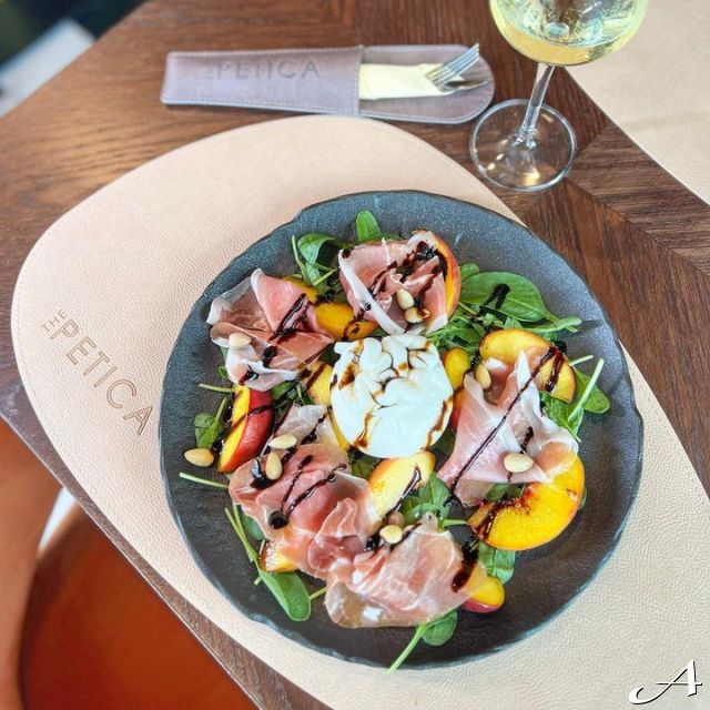 Petica restoran - salata i vino