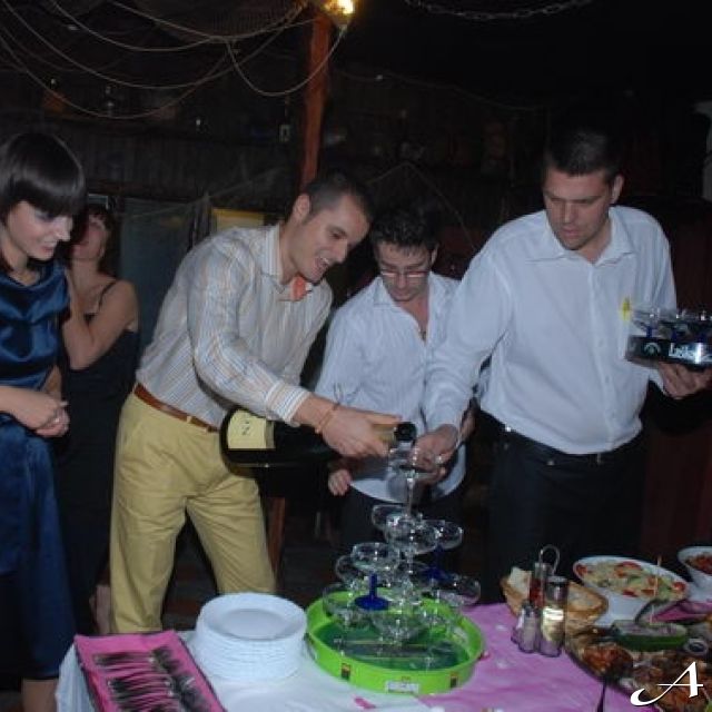 Restoran Stenka - ljudi toče piće