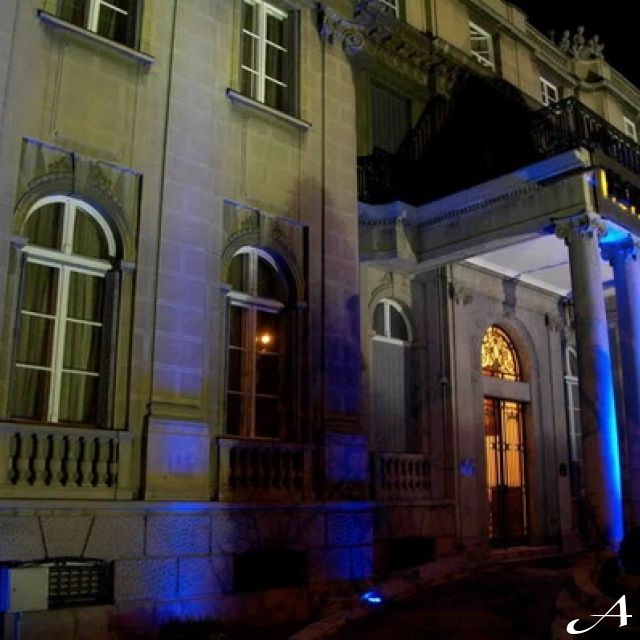 Club Admiral - osvetljena fasada noću