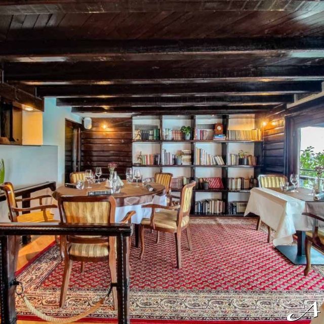 Restoran Bahus Inn - prazni stolovi