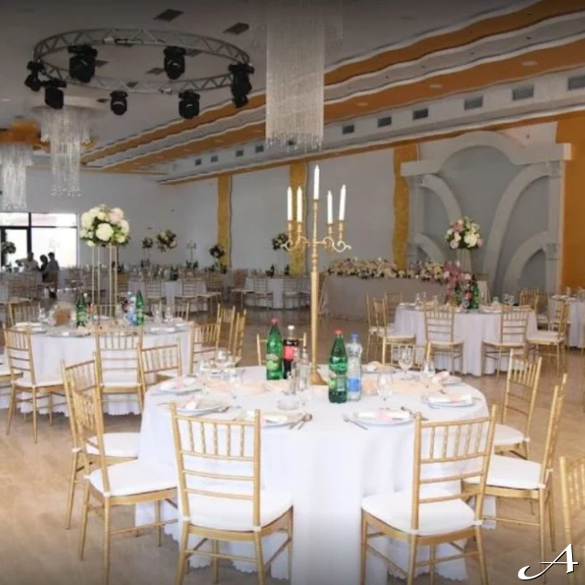 Happiness Event Centar - prazni stolovi i stolice