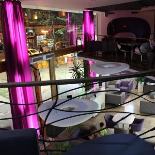 Doček Nove godine - enterijer kluba sa stolovima