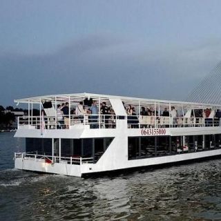 Doček Nove godine - brod na vodi