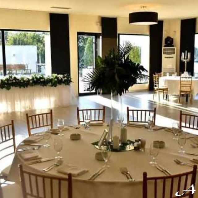 Restoran Easy - prazni stolovi i dekor