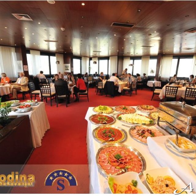 Restoran Panorama Slavija - sala sa hranom
