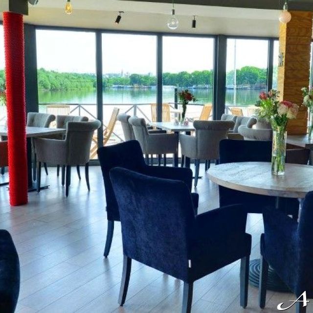 Splav restoran - unutrašnjost sa stolovima