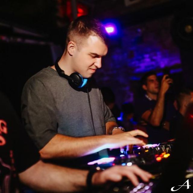 Klub Tranzit - DJ pušta muziku
