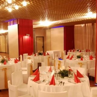 Restoran Beko - prazni stolovi sa dekoracijom