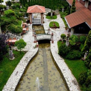 Hotel Balašević - dvorište sa potokom