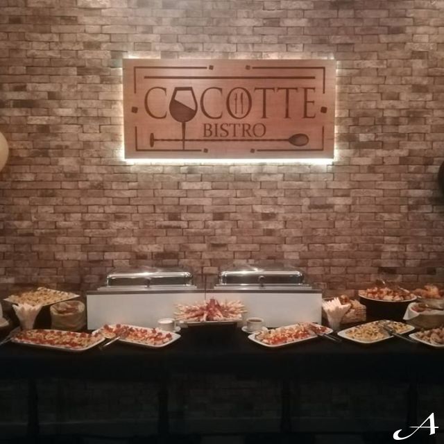 Doček Nove godine - sto sa hranom