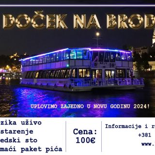 Nova godina - osvetljen brod na vodi
