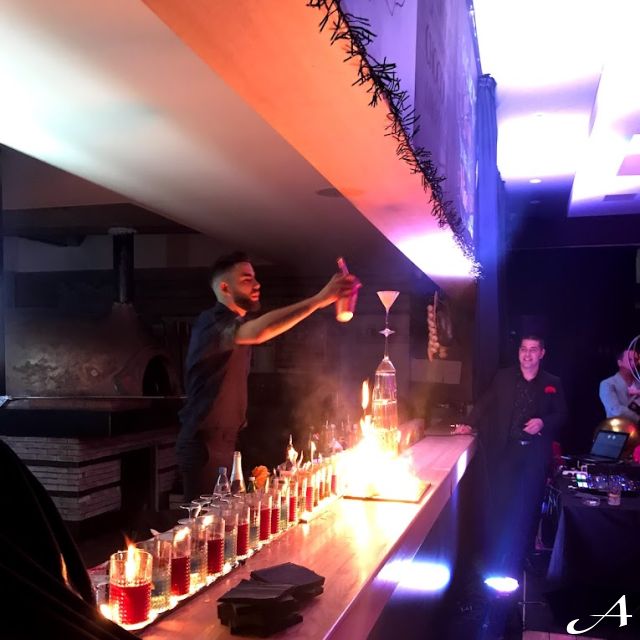 Doček Nove godine - barmen pravi vatreni šou