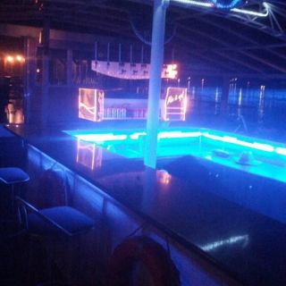 Splav klub restoran - osvetljeni bar