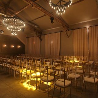 Event centar Beton sala - prazne stolice i stolovi
