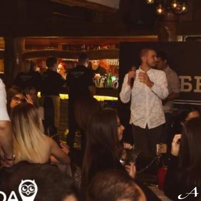 Kafana Barberi - pevač i publika