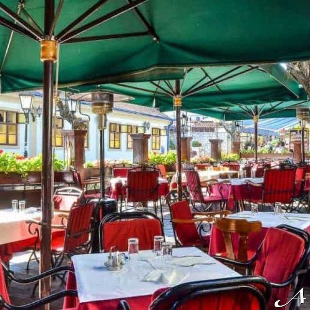 Restoran Tri Šešira - prazne stolice i stolovi