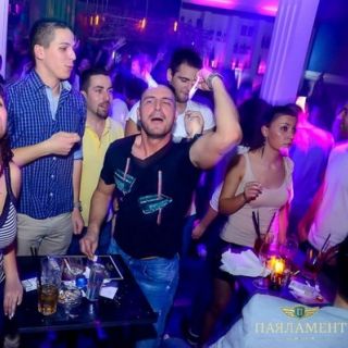 Doček Nove godine - ljudi slave u klubu